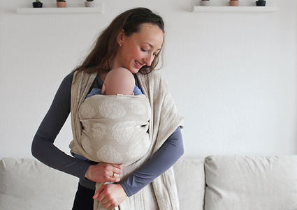 Baby in Tragetuch (vorne)