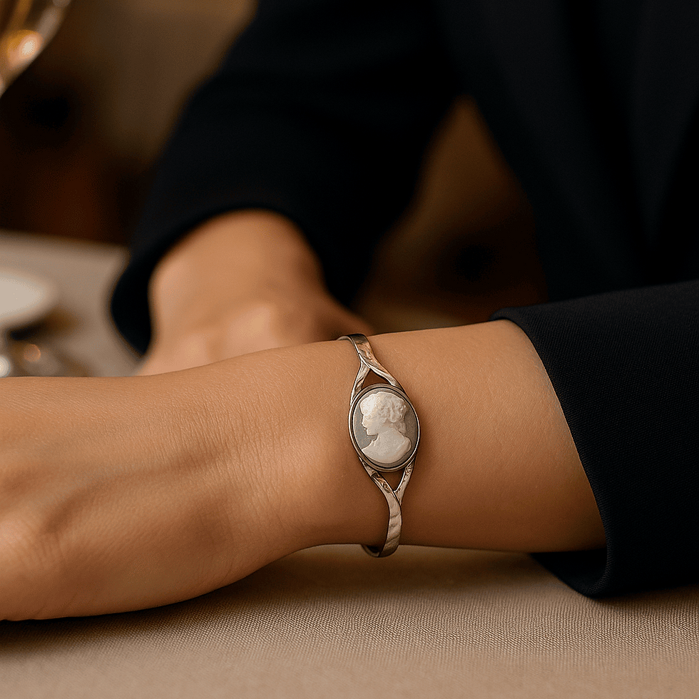 Thumbnail: Bracelet manchette Kamée Demoiselle