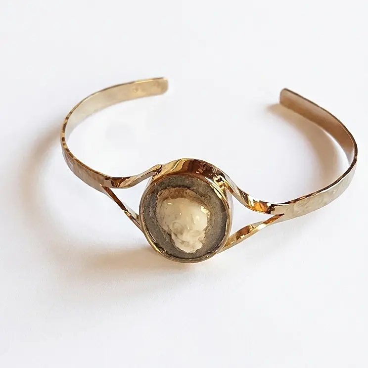 Thumbnail: Bracelet manchette dorée Kamée Skelet