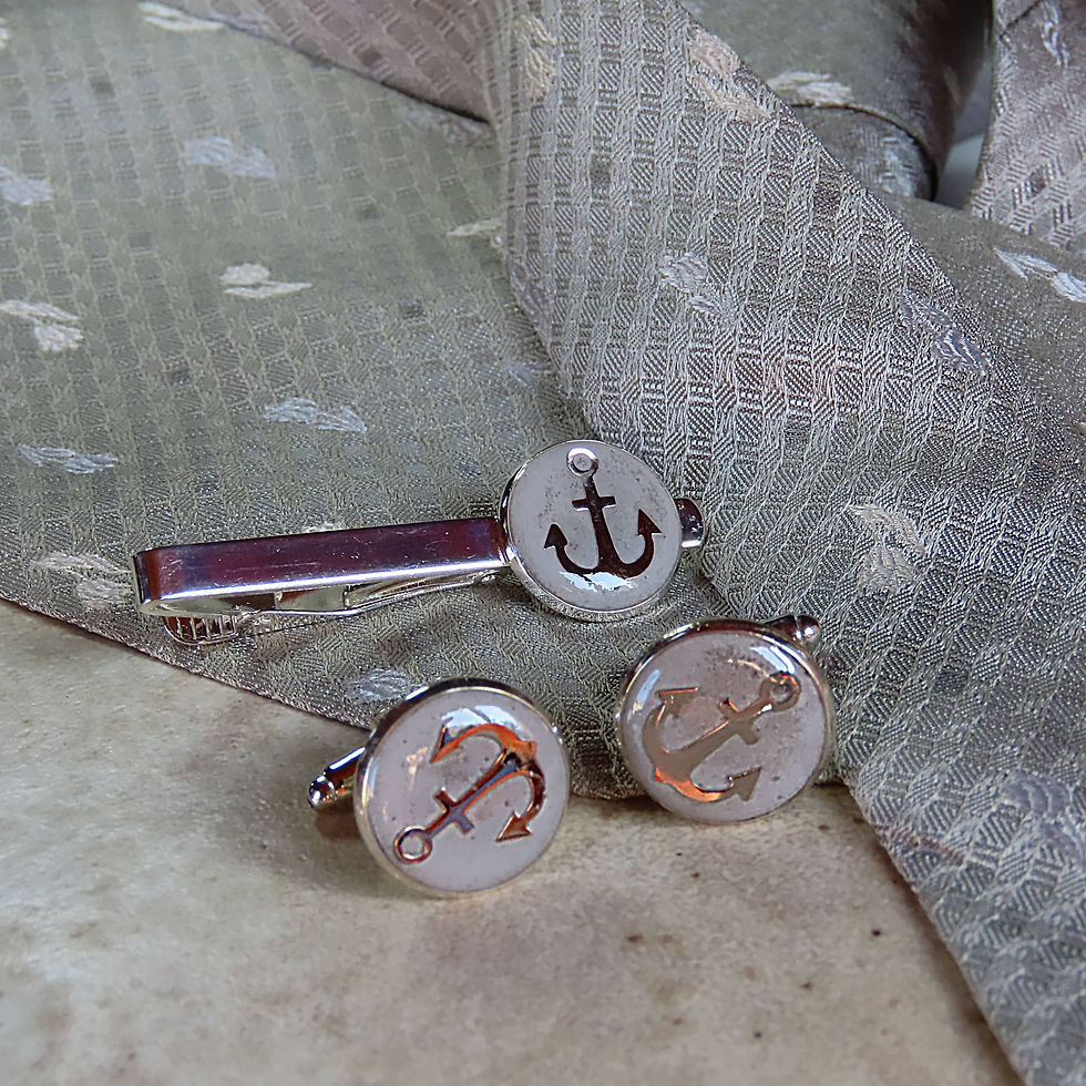 Miniature : accessoires homme mariage style marin posés à côté d'une cravate
