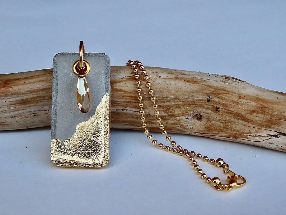 collier-createur-or-et-ciment.jpeg