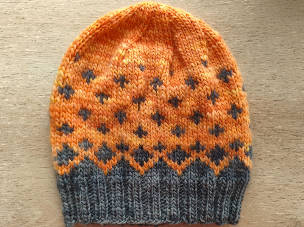 gorro em jacquard nas cores cinza e laranja