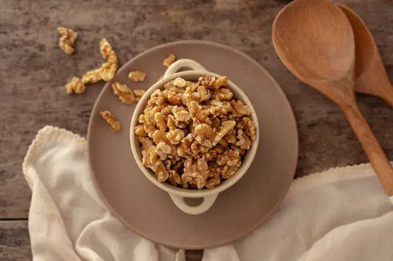 Nueces naturales en taza de cerámica — frutos secos premium Natural Chill Uruguay