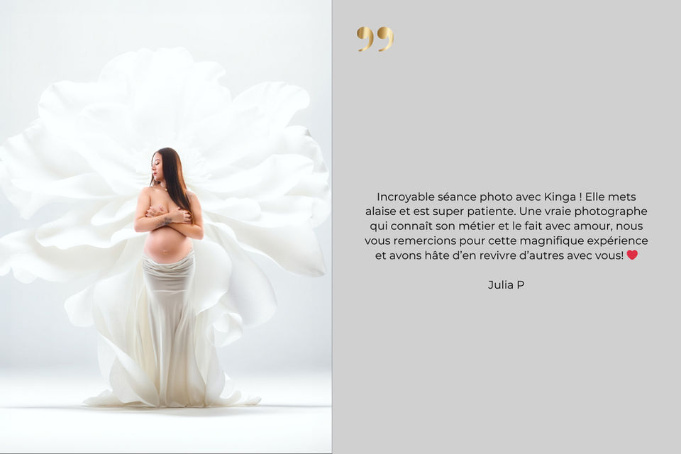 Femme enceinte en robe blanche fluide, posant devant un décor onirique aux teintes douces, évoquant la pureté et la sérénité.