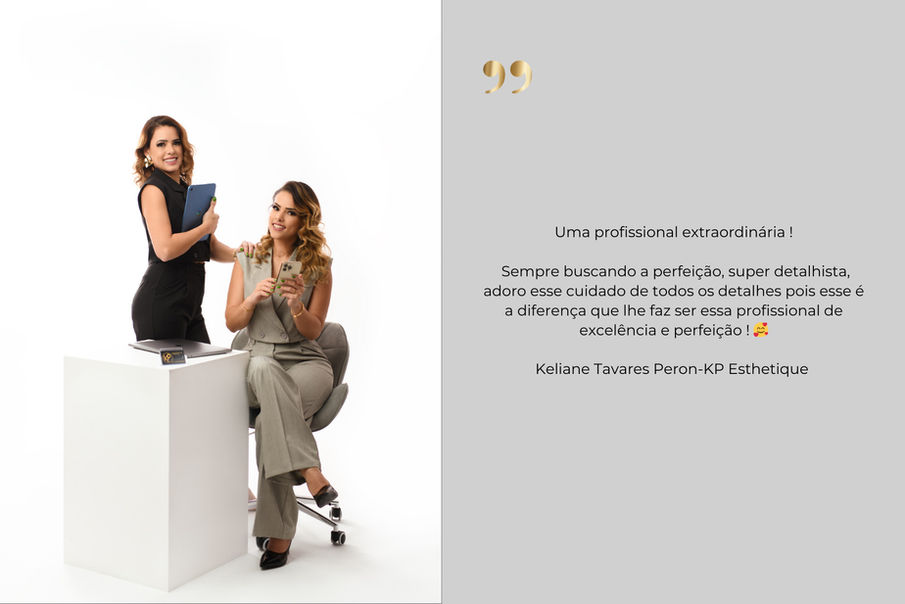Deux femmes élégantes dans un studio blanc, incarnant le professionnalisme et la confiance en soi à travers un shooting d’image de marque.