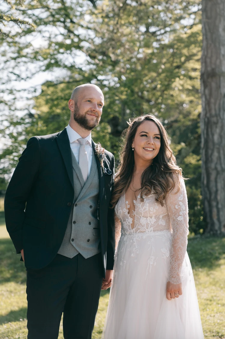Couple heureux lors de leur mariage