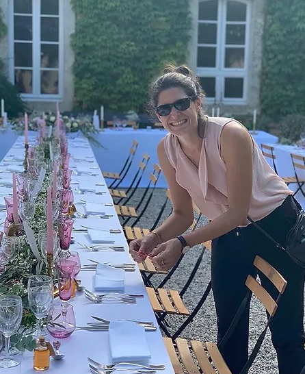 Organisatrice de mariage s'occupant des derniers détails de la table invités