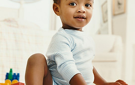 Bébé avec des jouets
