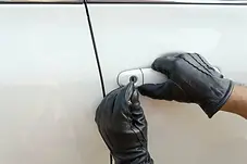 Close-up-of-locksmiths-hands-opening-a-car-door-lock-1024x682.webp