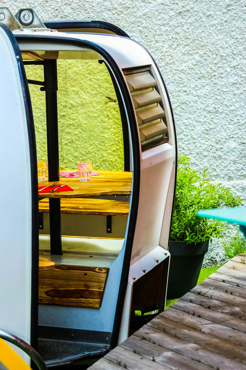 table à manger dans une télécabine (2).jpg