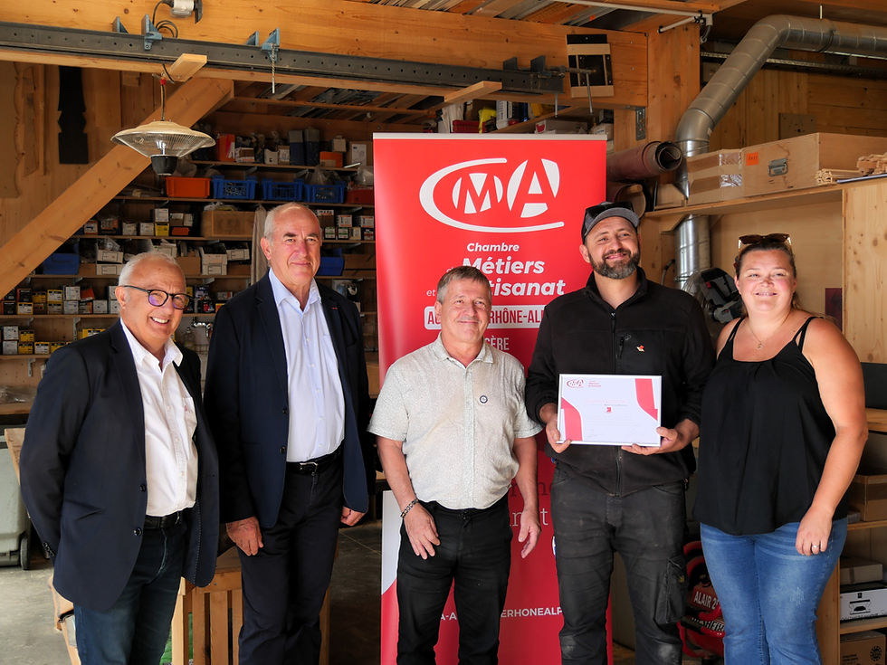 Remise et siganture avec élues locaux et président dans la CMA
