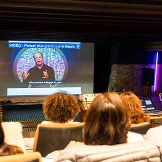 Espace conférence dans une salle de cinéma