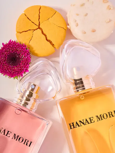 parfums hanae mori entourés de macaron et fleur, ambiance printanière et coloré, photographie Anne-Clotilde Obéniche