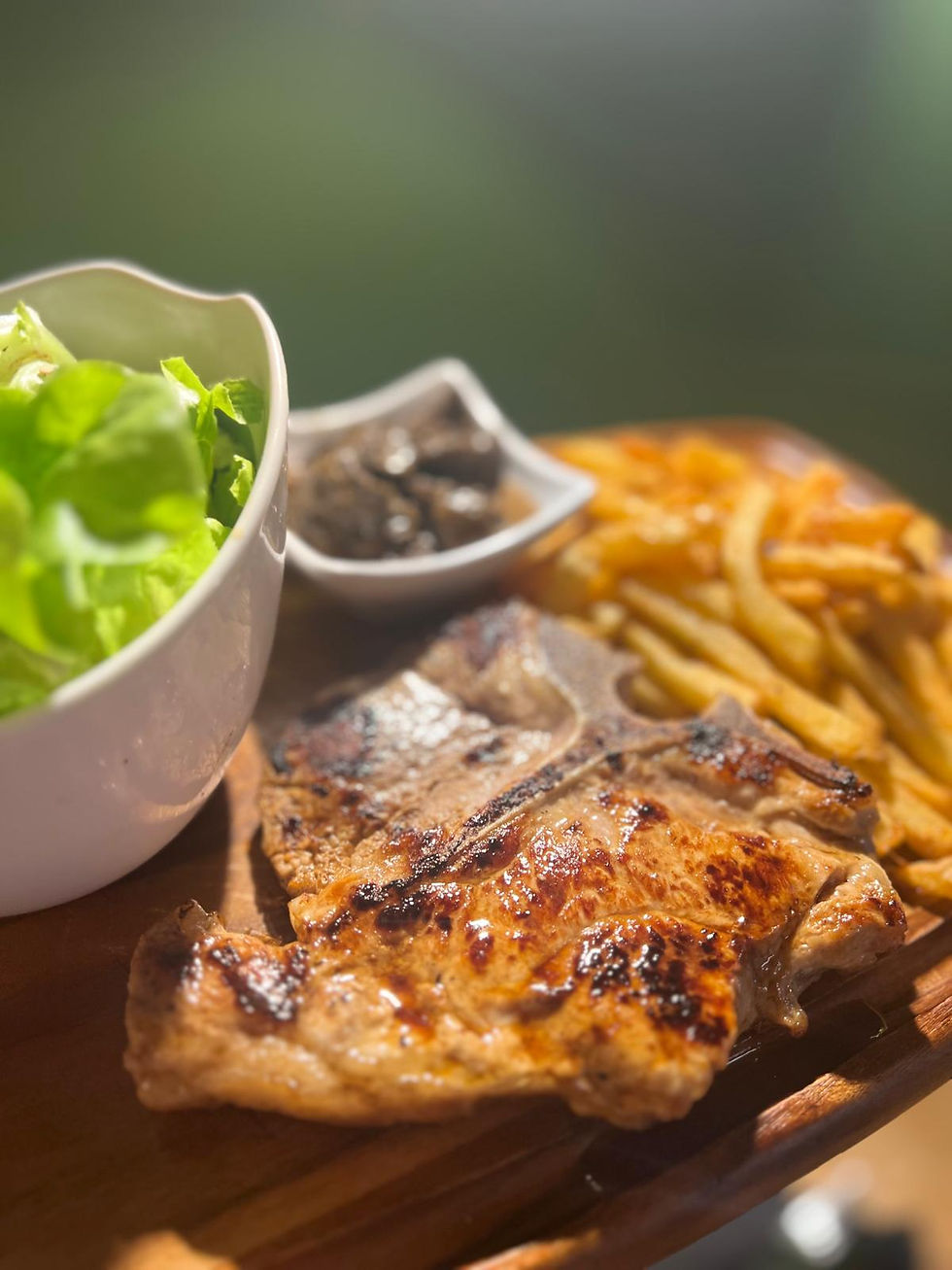 pièce de boeuf du moyen frites maison et salade et sauce aux cèpes