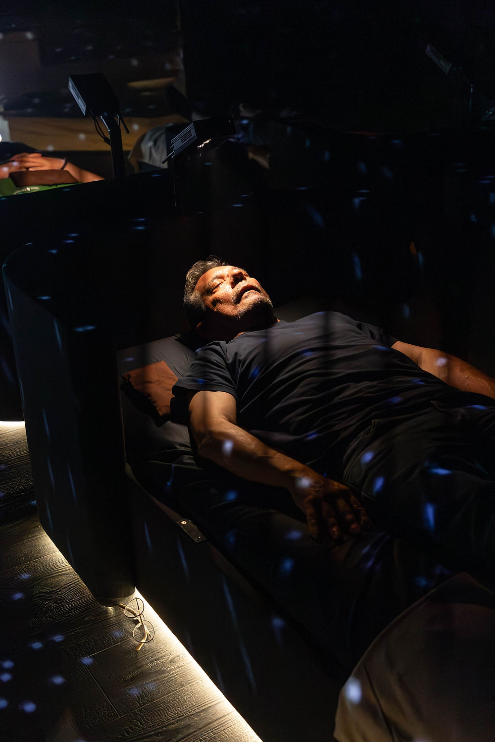 Personne en pleine séance de LSV (sonothérapie)