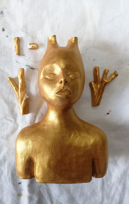 Sculpture contemporaine en plâtre peint signée Marie Laure Griffe avant restauration illu