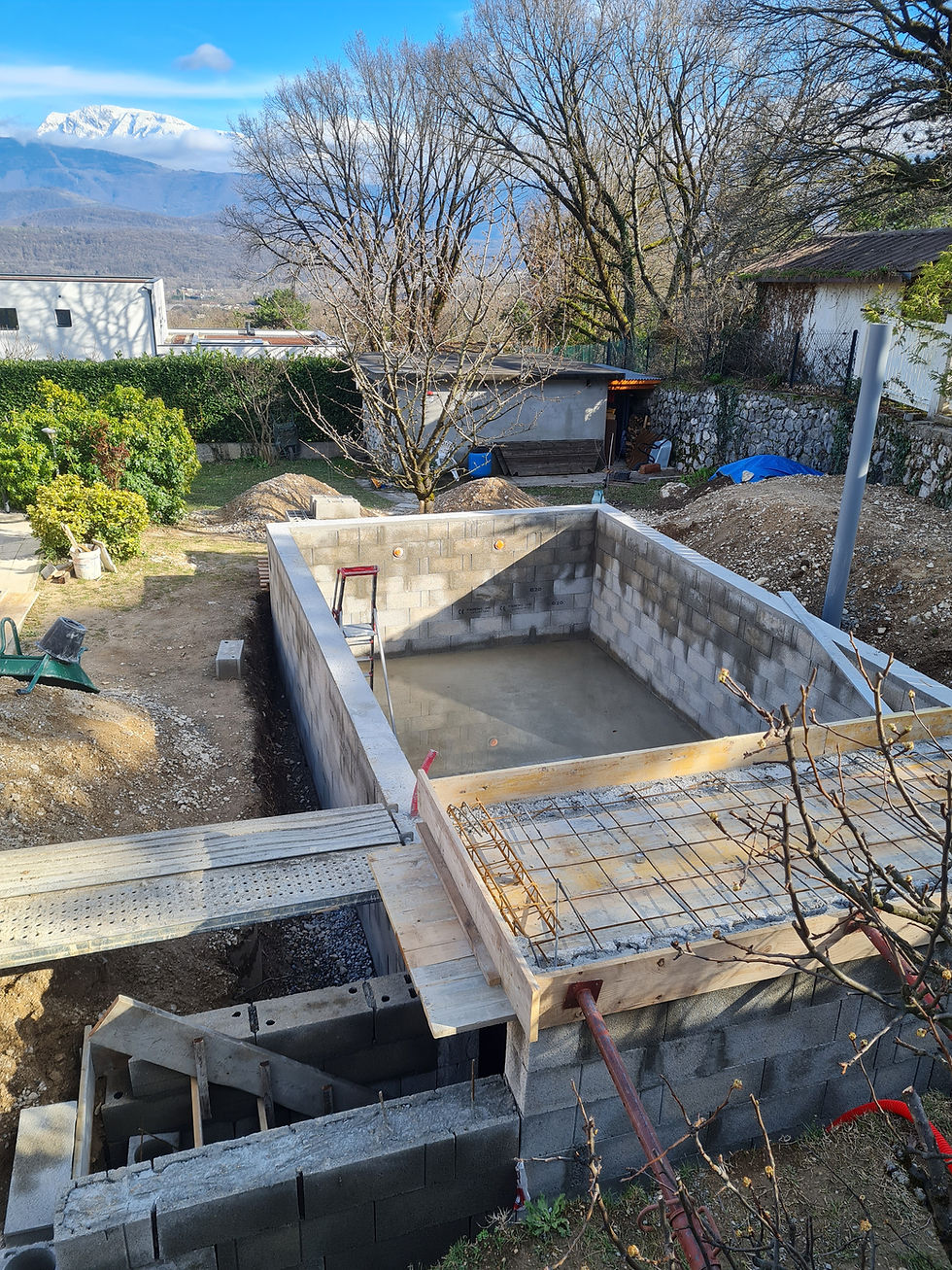 Bassin piscine en cours d'entretien régulier