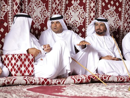 Hombres árabes musulmanes reunidos en majlis