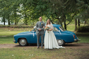 Couple Portrait Beside Blue Wedding Car - Hochzeitsfotograf Deutschland, photographed by I am Weddings for couples in Germany and Europe.