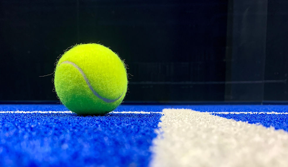 immagine di una pallina da padel su sfondo nero