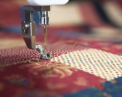 Máquina de costura produzindo cortinas sob medida na fábrica Ana Isa Enxovais Erechim