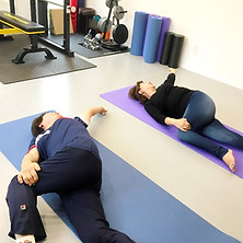 肩こり改善を目指すグループレッスンのトレーニング風景