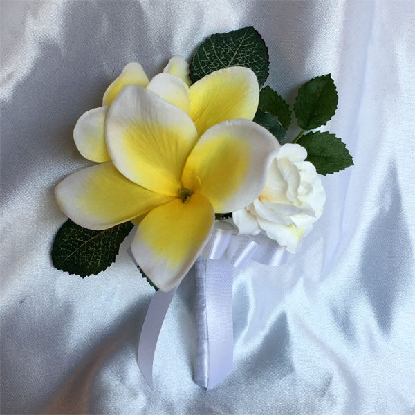 サムネイル： イエロープルメリアとミニホワイトローズのブーケ