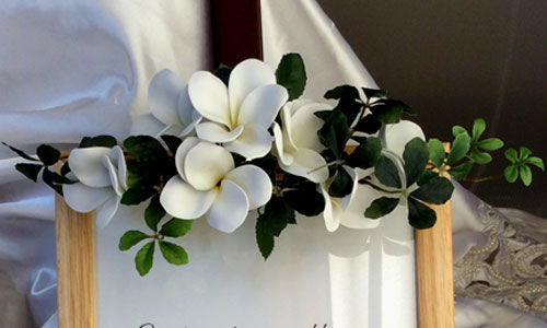 サムネイル： ホワイトプルメリアの上につけるウェルカムボード装花