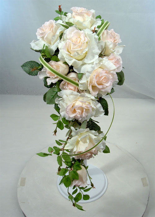 サムネイル： シンプルな白バラのキャスケードブーケ