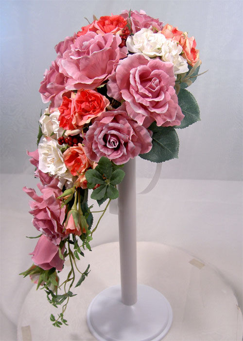 サムネイル： ピンクグラデーションのキャスケードブーケ