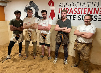 Association jurassienne de lutte suisse | Lutte Jura | Association romande de lutte suisse | AJLS | ARLS | Club de lutte suisse | Lutte | Couronnes | Palmes | Fête fédérale | Fête d'association | Jura | Sport Jura | Sport Suisse | Club de sport | Initiation lutte suisse | Schnuppertag | Culotte de lutte | Local de lutte | Ronde de sciure | Temple de la lutte | Schwingerhosen | Sciure | Sägespäne | Fontaîne | Brunnen | Sport traditionnel suisse | Sport pour enfants | Sport Suisse | Schweizer sport | lutte à la culotte | Tradition vivante de la suisse Schwingen | Schwingfest | Kantonal schwingfest | Schwingwerband Jura | Eidgenössisches schwingfest | Fête régionale de lutte suisse | Pavillon des prix | Gabentempel | Passeport vacances | Südwestschweizer Schwingerverband | Schwinger | Lutteur | Lutte suisse Schwingen | Schwingklub | Schwingverban Jura | Prises position debout | Sport campagnard | Fête cantonale de lutte suisse | Fête jurassienne | Fête jurassienne de lutte suisse | Jura