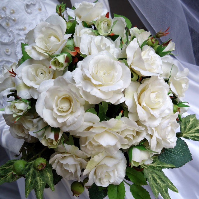 ミニホワイトローズのラウンドブーケ