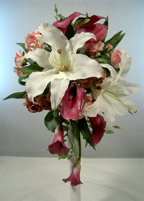 カサブランカのボルドーキャスケードブーケ