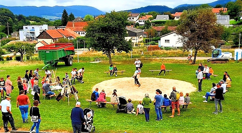 Association jurassienne de lutte suisse | Lutte Jura | Association romande de lutte suisse | AJLS | ARLS | Club de lutte suisse | Lutte | Couronnes | Palmes | Fête fédérale | Fête d'association | Jura | Sport Jura | Sport Suisse | Club de sport | Initiation lutte suisse | Schnuppertag | Culotte de lutte | Local de lutte | Ronde de sciure | Temple de la lutte | Schwingerhosen | Sciure | Sägespäne | Fontaîne | Brunnen | Sport traditionnel suisse | Sport pour enfants | Sport Suisse | Schweizer sport | lutte à la culotte | Tradition vivante de la suisse Schwingen | Schwingfest | Kantonal schwingfest | Schwingwerband Jura | Eidgenössisches schwingfest | Fête régionale de lutte suisse | Pavillon des prix | Gabentempel | Passeport vacances | Südwestschweizer Schwingerverband | Schwinger | Lutteur | Lutte suisse Schwingen | Schwingklub | Schwingverban Jura | Prises position debout | Sport campagnard | Fête cantonale de lutte suisse | Fête jurassienne | Fête jurassienne de lutte suisse | Jura