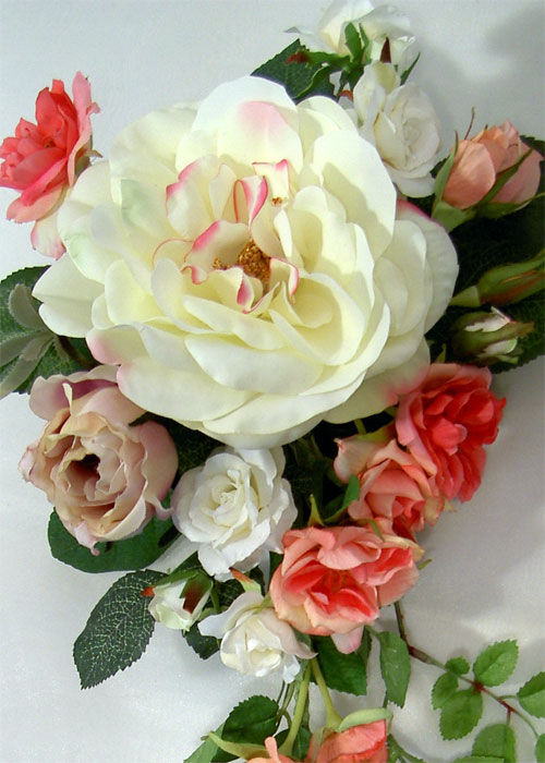 サムネイル： 大輪のホワイトローズのウェルカムボード装花