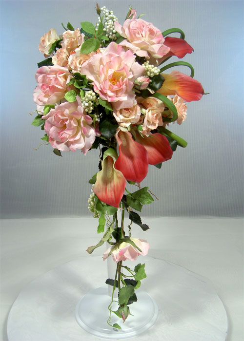 バラとカラーのピンクキャスケードブーケ