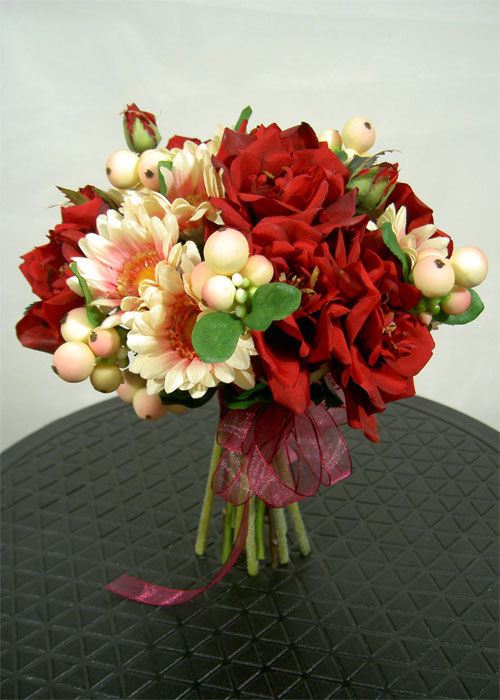 赤いフロリバンダローズとガーベラのクラッチブーケ