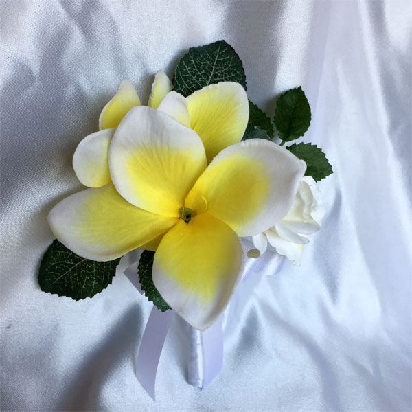 サムネイル： イエロープルメリアとミニホワイトローズのブーケ