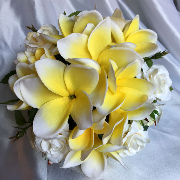 サムネイル： イエロープルメリアとミニホワイトローズのブーケ