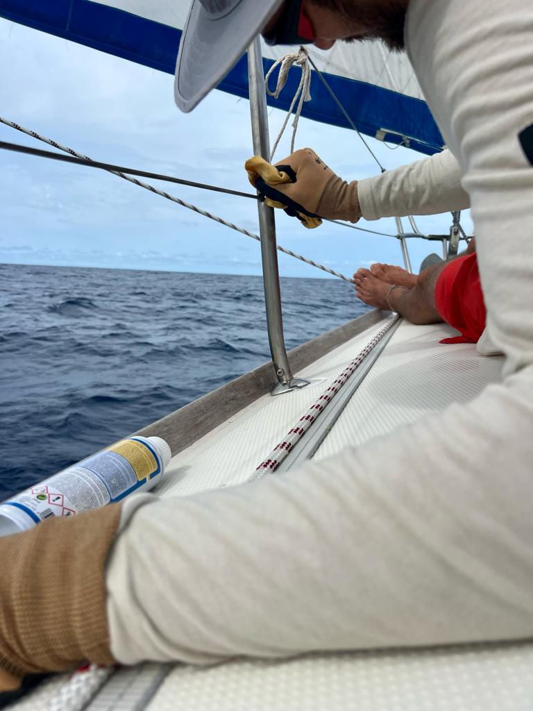 Reling polieren auf Segelboot