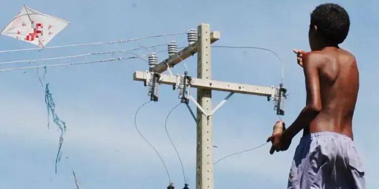 Soltar pipas próximo da rede elétrica é uma brincadeira muito perigosa