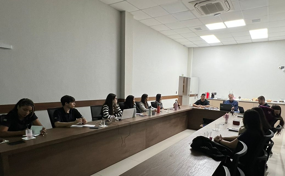 Equipe de colaboradores do setor comercial participa de treinamento na CERRP