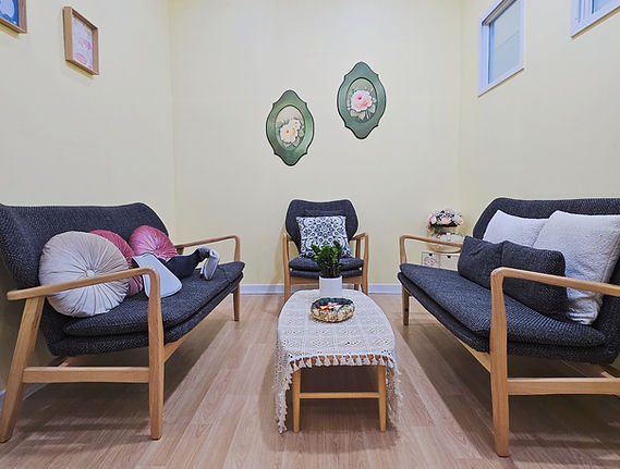 엄마 사무실 대기실_edited.jpg