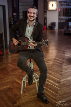 portrétní fotografie jazzového hudebníka Pavel Jartym s kytarou v interiéru ateliéru Chapter Praha