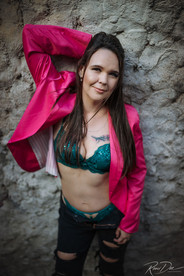 Pózování ženy ve spodním prádle