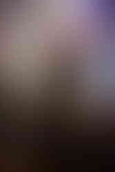 portrét hudebníka Pavel Jartym s kytarou před světelnou instalací v ateliéru Chapter Praha