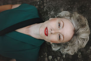 portrét ženy s přirozeně šedými vlasy v zelených šatech, projekt Stříbrovláska, portrétní focení ve Stromovce Praha