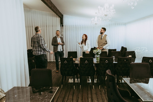 Svatební hosté během rozhovorů v restauraci před začátkem oslavy v Praze