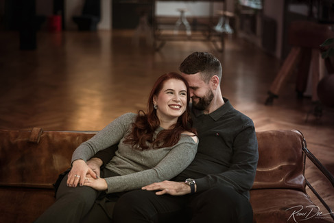 Romantická fotografie zasnoubeného páru z ateliéru v Holešovicích