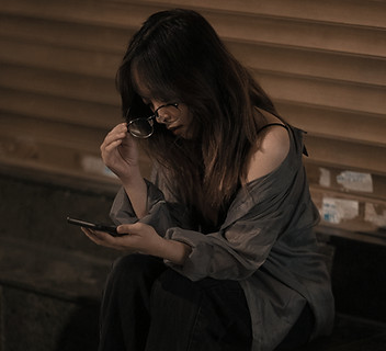 OnlyFans model browsing the internet.